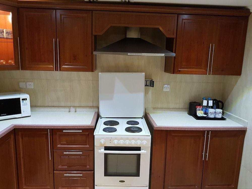 Taiba Suites Madinah Medina Exterior foto A typical kitchen