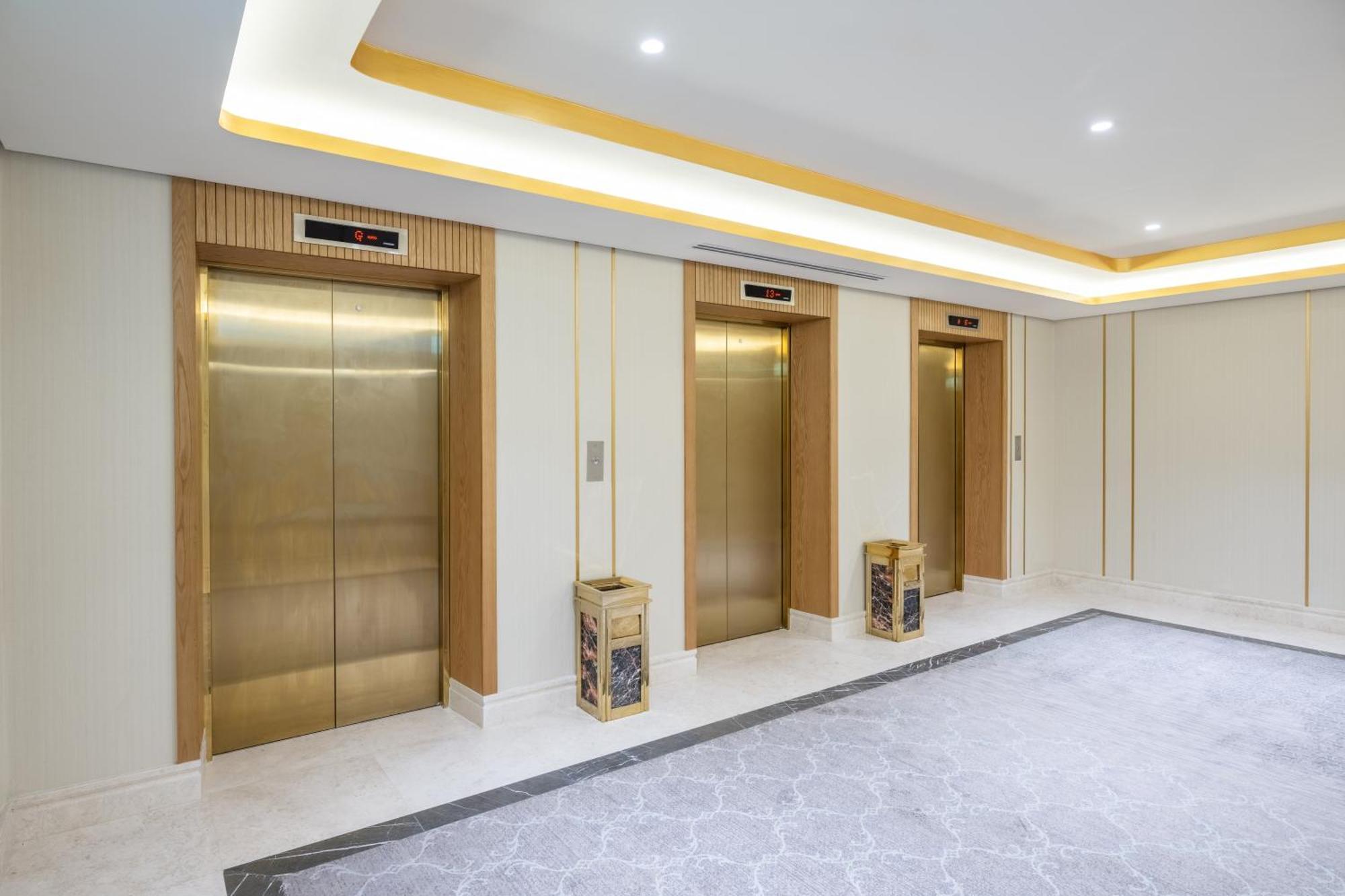 Taiba Suites Madinah Medina Exterior foto Elevators at the hotel