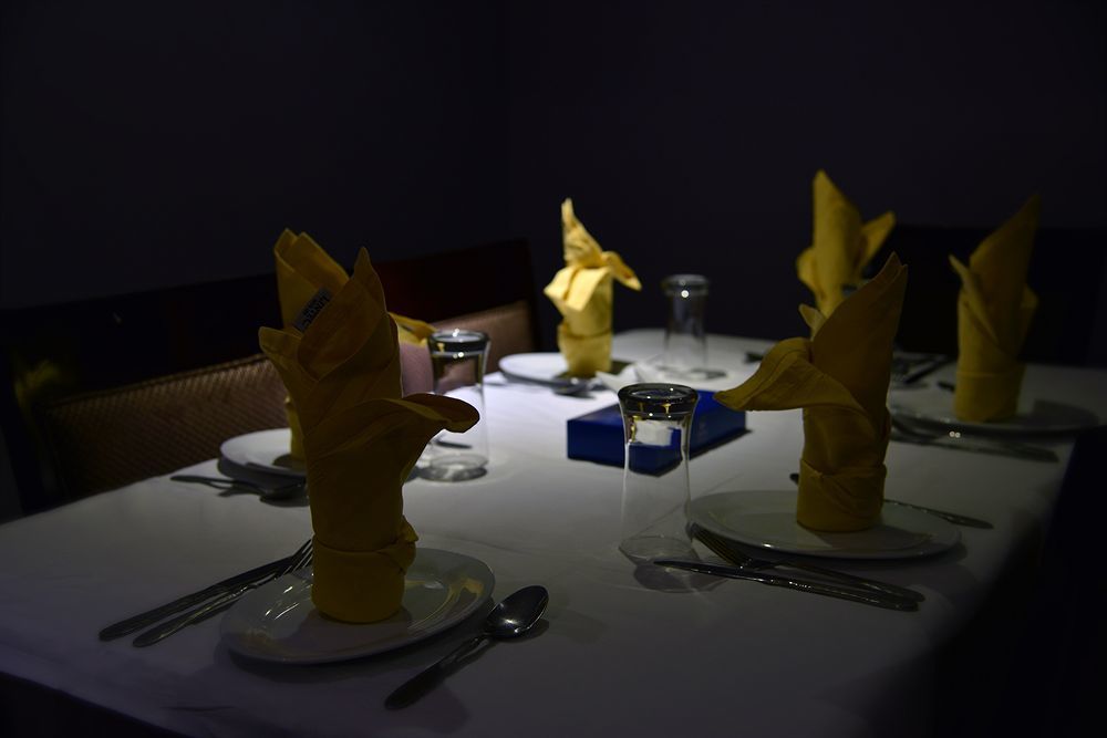 Taiba Suites Madinah Medina Exterior foto A table set for a formal dinner