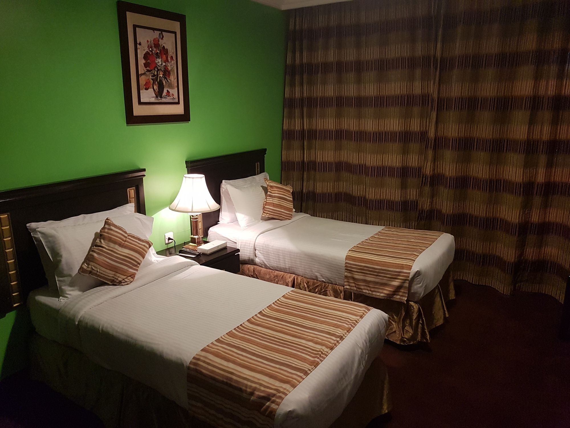 Taiba Suites Madinah Medina Exterior foto A room at the hotel