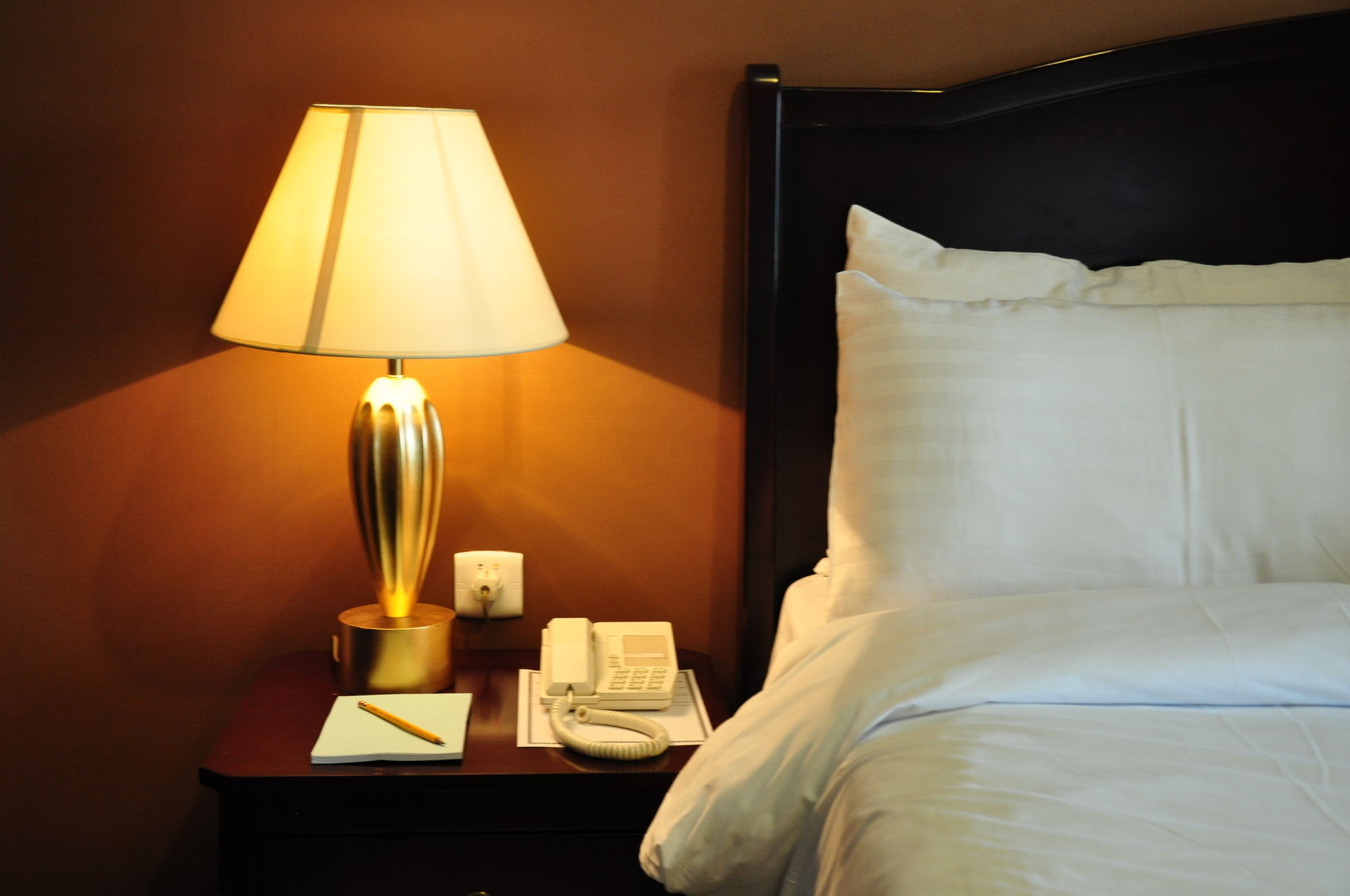 Taiba Suites Madinah Medina Exterior foto A lamp on a bedside table