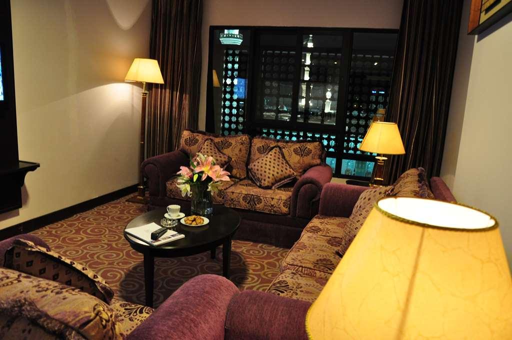 Taiba Suites Madinah Medina Habitación foto A suite at the hotel