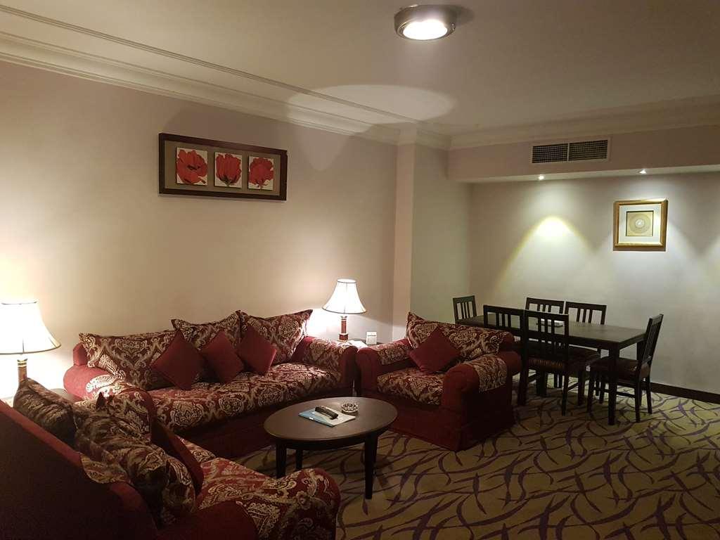 Taiba Suites Madinah Medina Habitación foto A suite at the hotel
