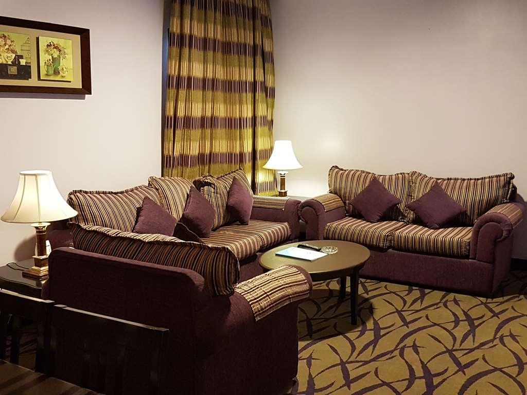 Taiba Suites Madinah Medina Habitación foto A living room